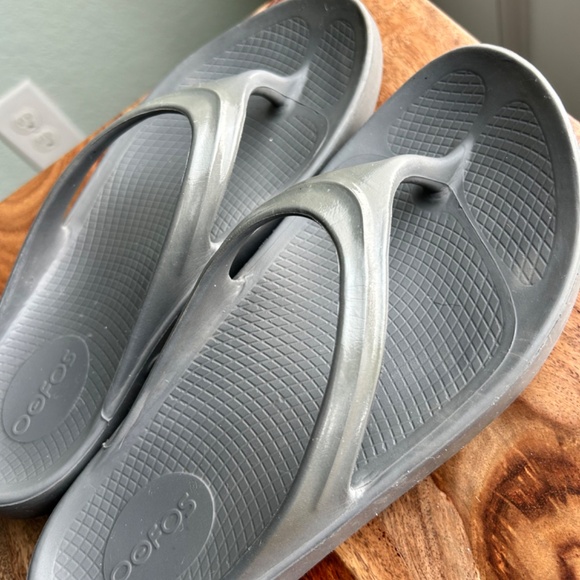 OOfos flip flops, size 8 (EU 39) - Picture 4 of 8